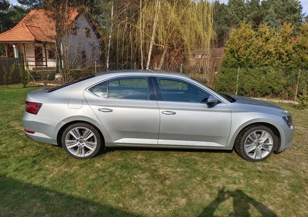 Skoda Superb cena 64900 przebieg: 177500, rok produkcji 2018 z Jedwabne małe 277